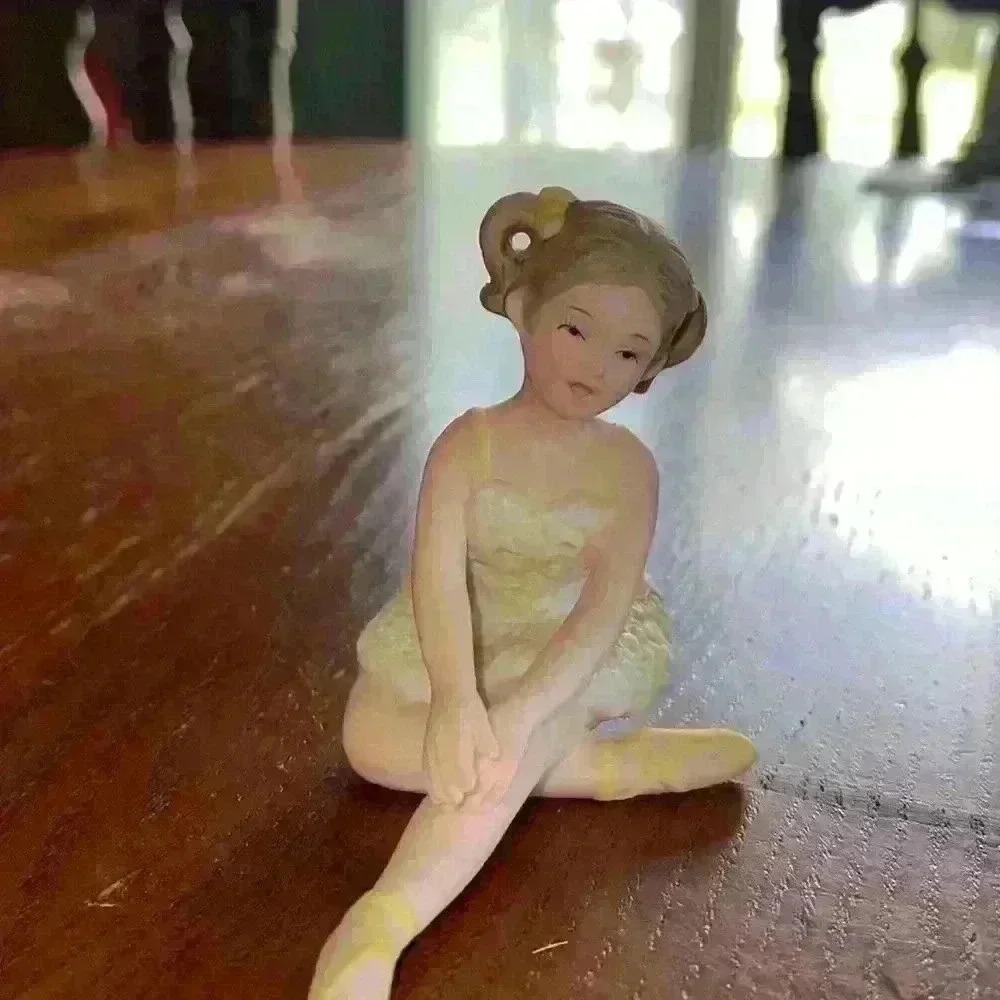 Ballerina figurine‎